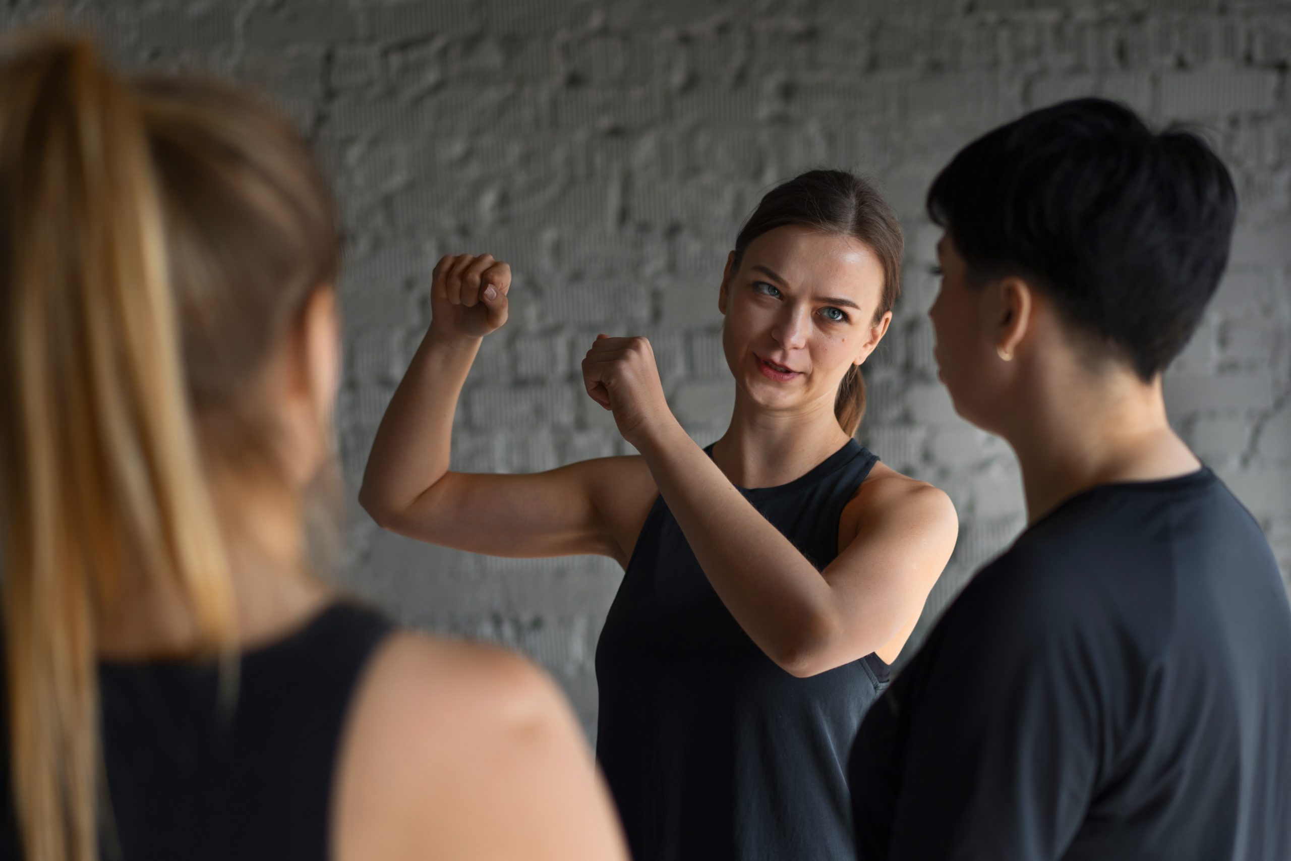 side-view-people-training-gym side-view-people-training-gym